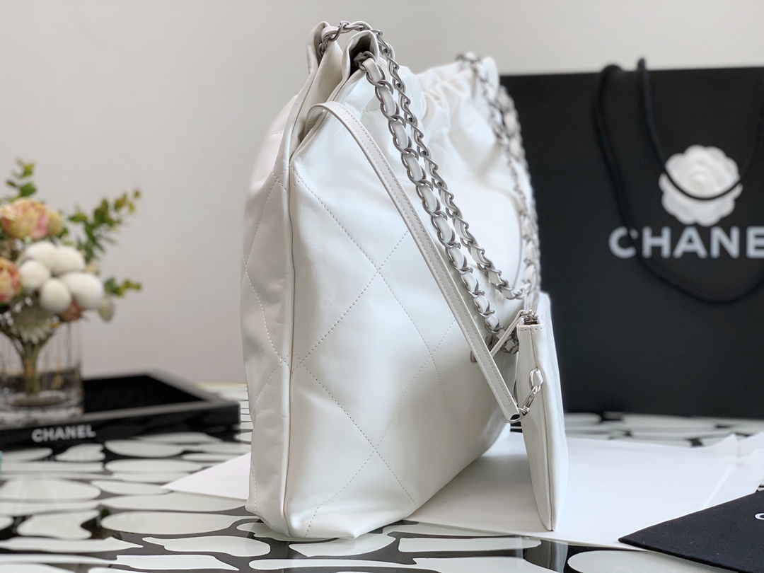 Chanel 22 Hanbag White Calfskin With Silver-Tone Metal Medium 39cm