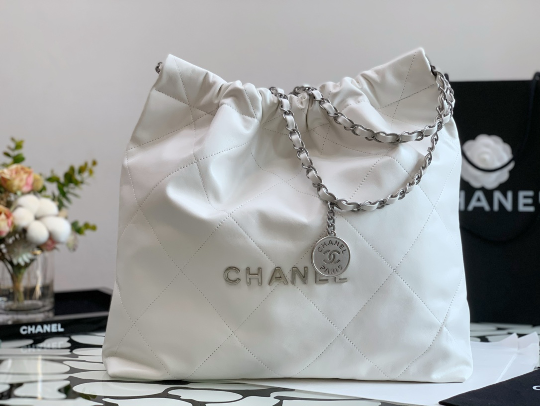 Chanel 22 Hanbag White Calfskin With Silver-Tone Metal Medium 39cm