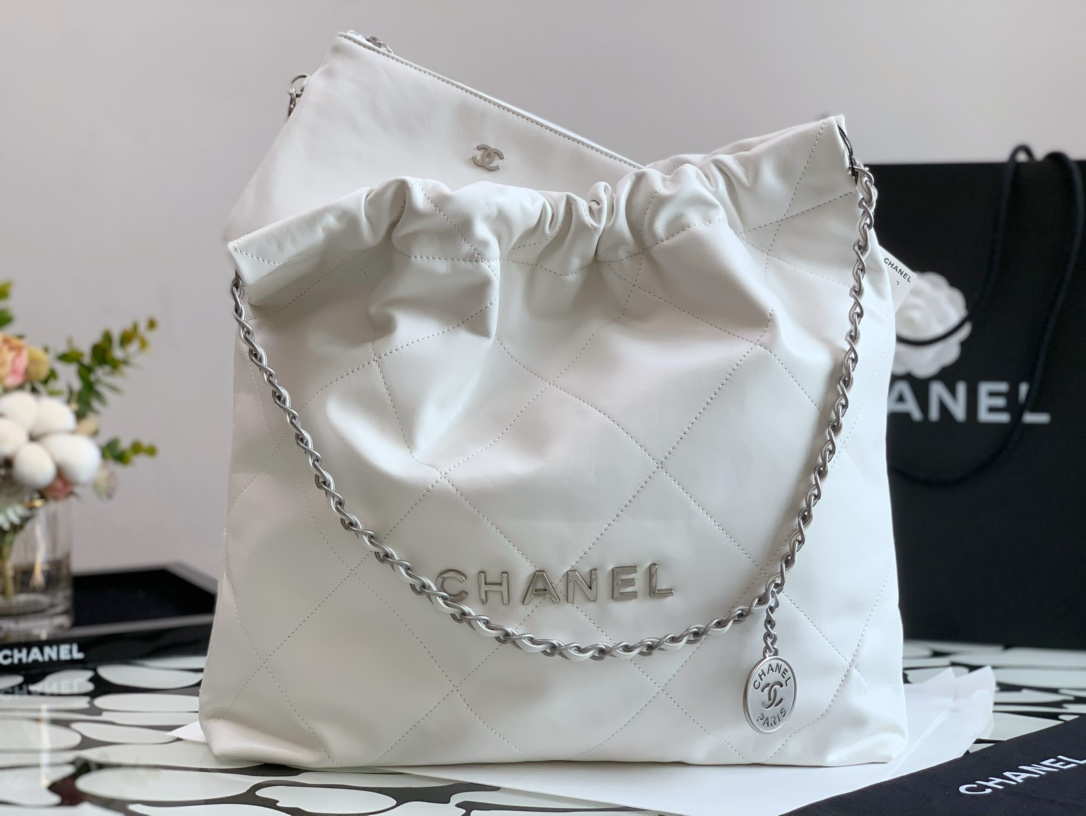 Chanel 22 Hanbag White Calfskin With Silver-Tone Metal Medium 39cm