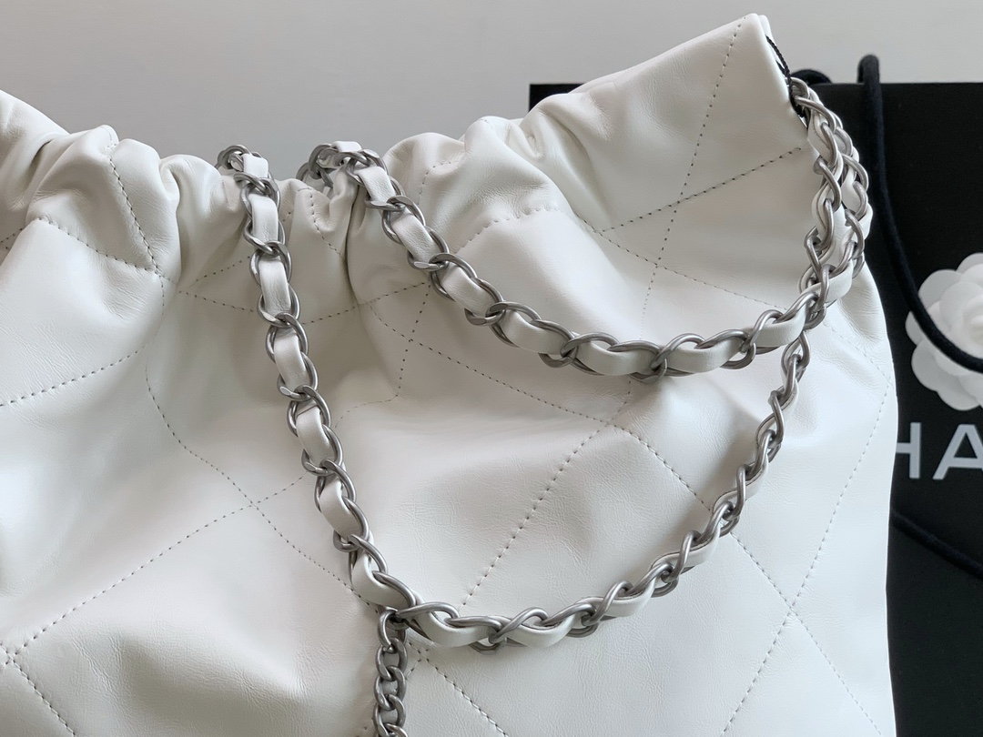 Chanel 22 Hanbag White Calfskin With Silver-Tone Metal Medium 39cm