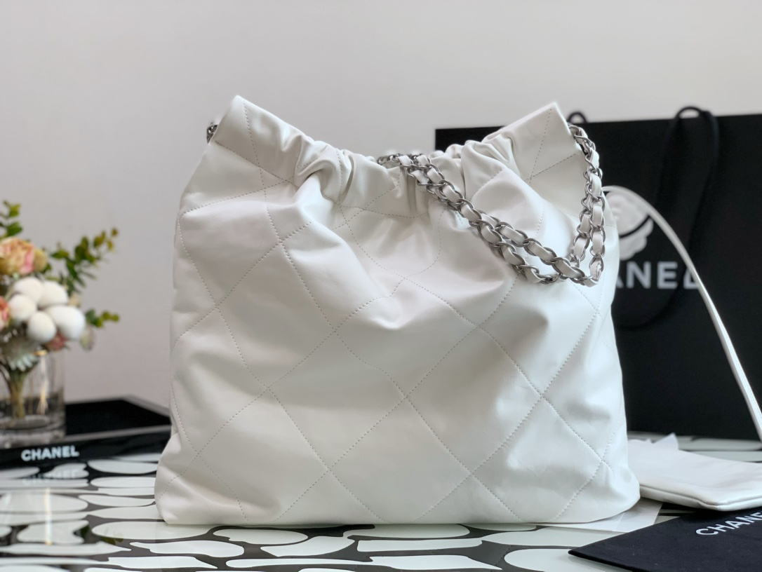 Chanel 22 Hanbag White Calfskin With Silver-Tone Metal Medium 39cm