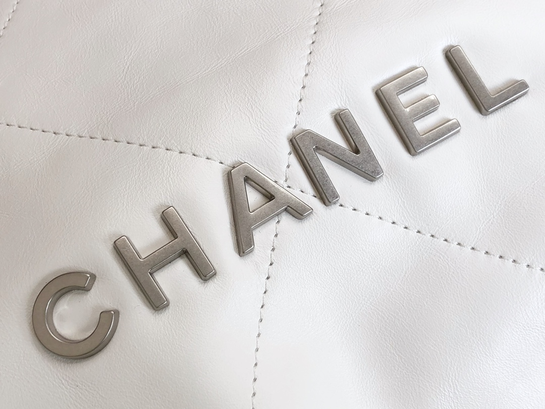 Chanel 22 Hanbag White Calfskin With Silver-Tone Metal Medium 39cm