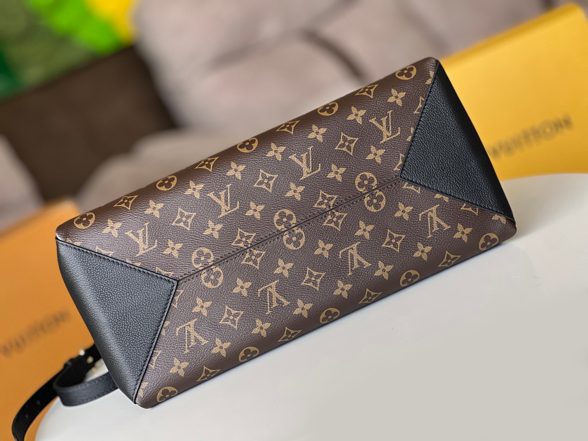 Louis Vuitton M46478 Opera MM Monogram Coated Canvas and Cowhide Leather Black