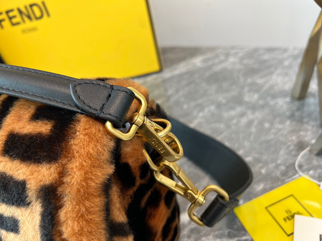 FENDI BAGUETTE NM ZUCCA SHEARLING 0191 (27*13*6cm)