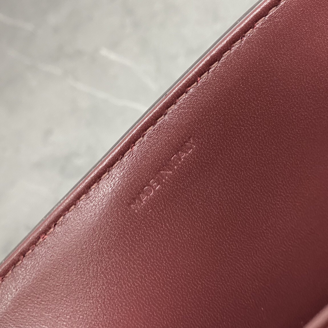 CELINE SHINY CALFSKIN MEDIUM TRIOMPHE LIGHT BURGUNDY (23*15*5cm)